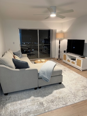 Living area - 1 BR/1 Bath overlooking the pool, centrally located in Sarasota (Sarasota)