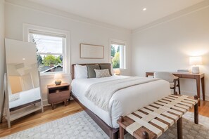 5 chambres, bureau, fer et planche à repasser, lit parapluie