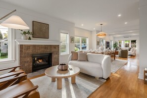 Televisio, takka, stereot, työhuone