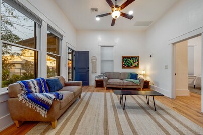 Historic Duplex / 1 BR 1 BA / Near 4th & Congress