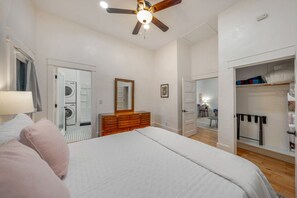 Bureau, fer et planche à repasser, lit parapluie, Wi-Fi