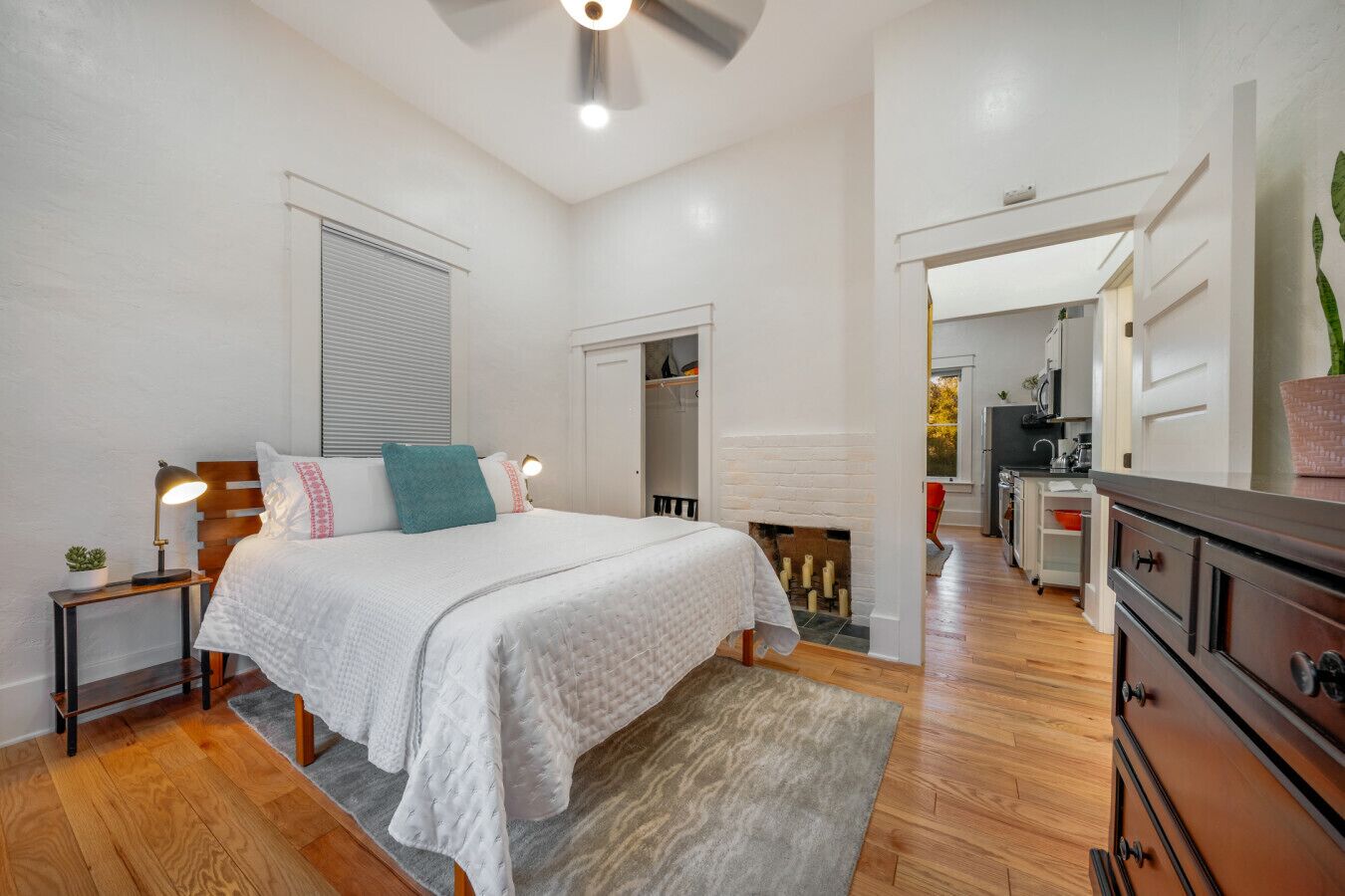 办公桌、熨斗/熨衣板、旅行婴儿床、WiFi