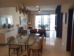 Télévision, table de tennis de table