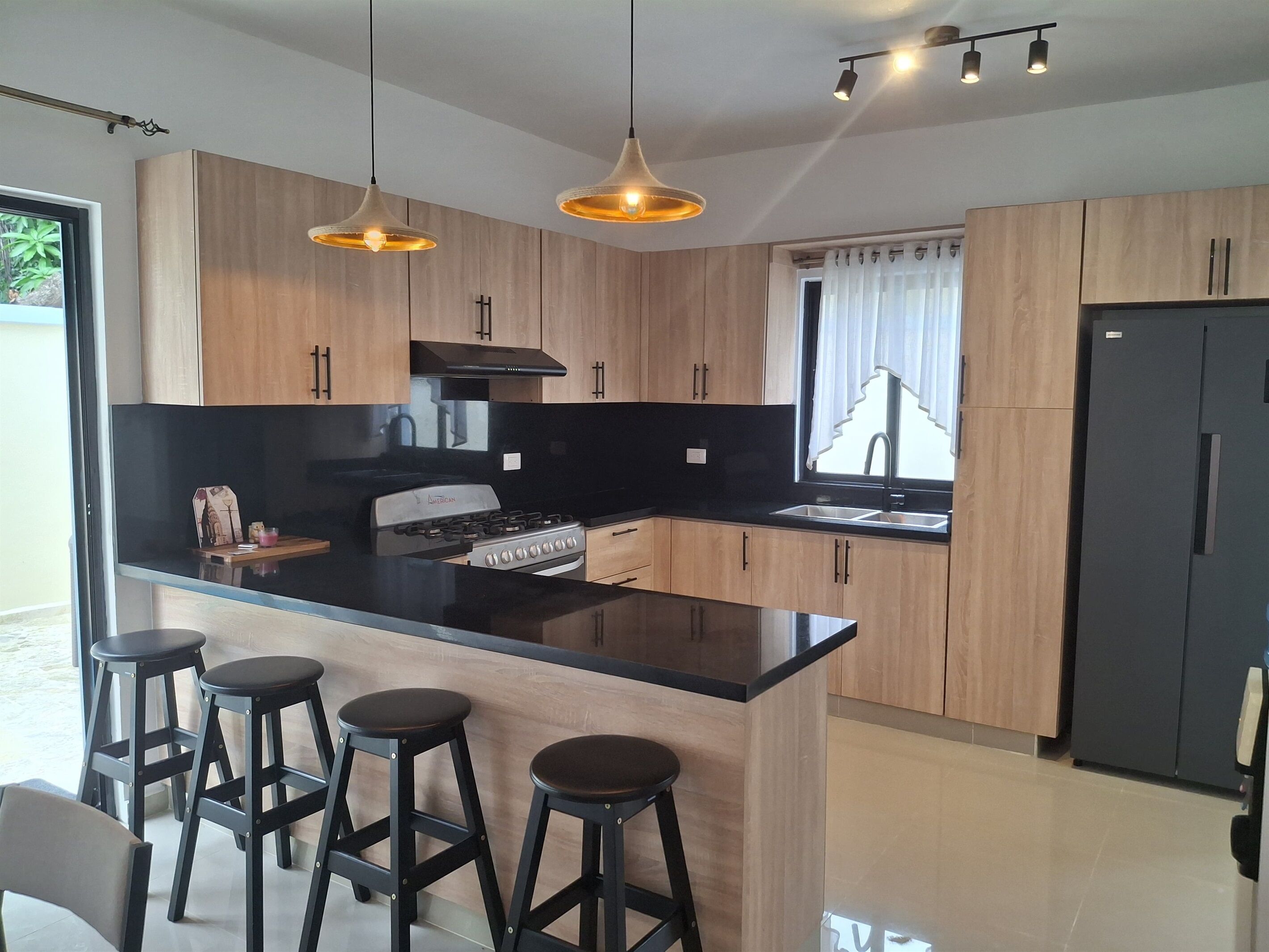 Een koelkast, een oven, een kookplaat, een koffiezetapparaat/waterkoker