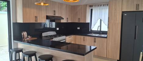 Een koelkast, een oven, een kookplaat, een koffiezetapparaat/waterkoker