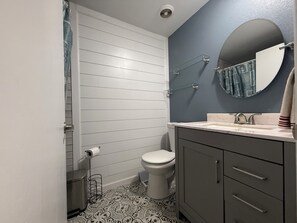 Bidet, towels, soap, toilet paper - Guest room in the Foothills (Yuma)