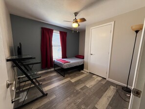 1 bedroom, iron/ironing board, WiFi, bed sheets - Guest room in the Foothills (Yuma)