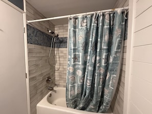 Bidet, towels, soap, toilet paper - Guest room in the Foothills (Yuma)