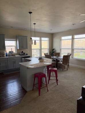 Fridge, microwave, oven, stovetop - C70-Perfect 2-bedroom townhome with AC in tranquil Quincy (Quincy)