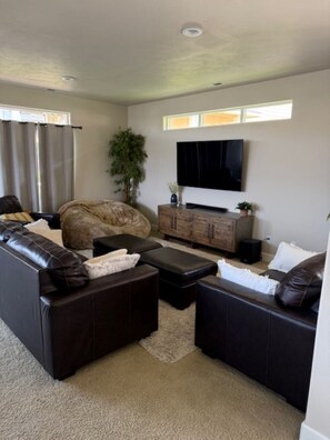 TV - C70-Perfect 2-bedroom townhome with AC in tranquil Quincy (Quincy)