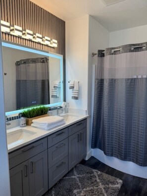 Hair dryer, towels, soap, toilet paper - C70-Perfect 2-bedroom townhome with AC in tranquil Quincy (Quincy)