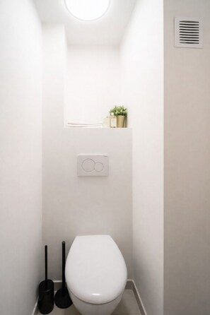 Pengering rambut, handuk, sabun, dan sampo