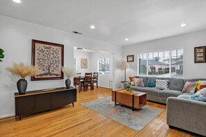 Een televisie en een open haard