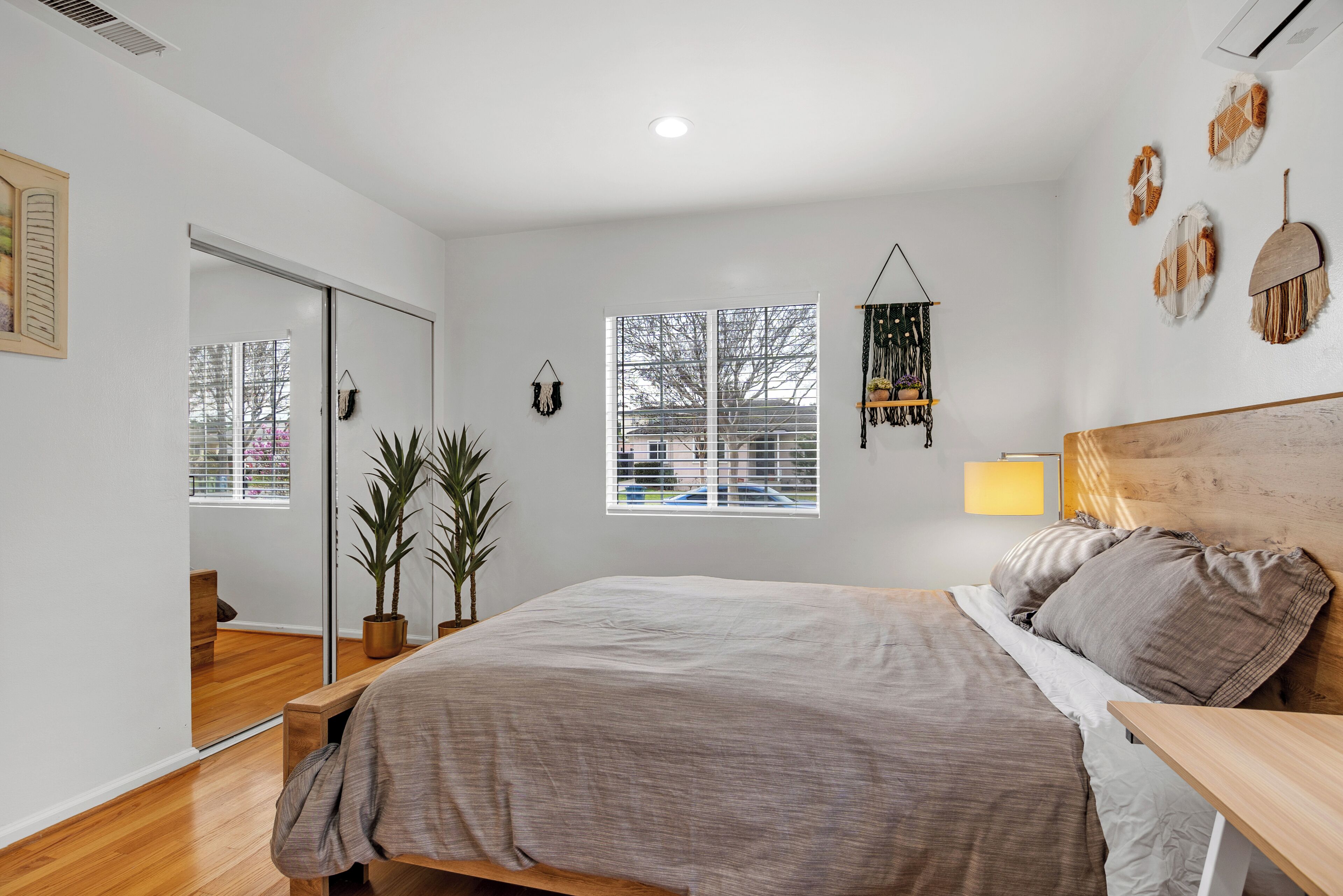 5 bedrooms, iron/ironing board, WiFi, bed sheets