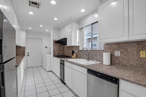 Een magnetron, een oven, een kookplaat, een vaatwasser