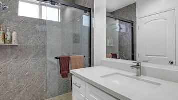 Haartrockner, Handtücher, Seife, Toilettenpapier
