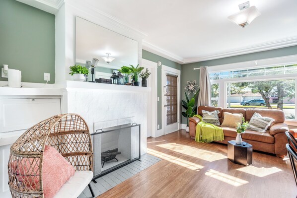 Living area - Comfortable, easy access, prime location, King-size bed! (South Pasadena)