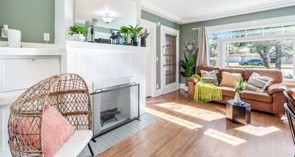 Comfortable, easy access, prime location, King-size bed!