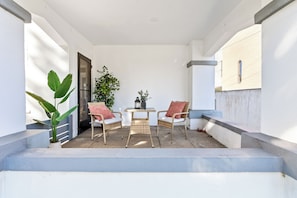 Terrace/patio - Comfortable, easy access, prime location, King-size bed! (South Pasadena)