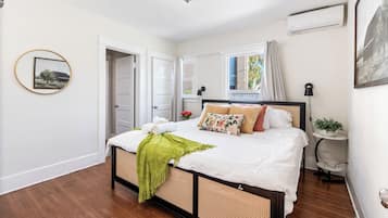 2 bedrooms, iron/ironing board, Internet, bed sheets