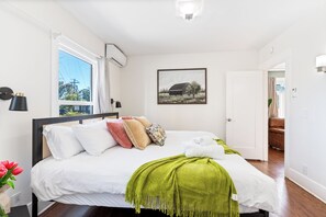 2 bedrooms, iron/ironing board, Internet, bed sheets - Comfortable, easy access, prime location, King-size bed! (South Pasadena)