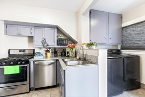 Private kitchen - Comfortable, easy access, prime location, King-size bed! (South Pasadena)