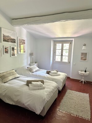 5 Schlafzimmer, Zimmersafe, Schreibtisch, Bügeleisen/Bügelbrett