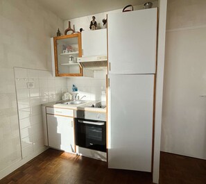 Refrigerador, tostadora y utensilios de cocina 