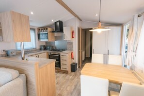 Kylskåp, mikrovågsugn och brödrost