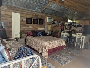 Iron/ironing board, WiFi, bed sheets - Escape the city life and relax in the piney woods of east Texas. (Groveton)