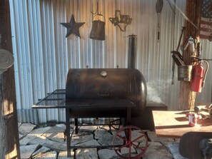 Property grounds - Escape the city life and relax in the piney woods of east Texas. (Groveton)