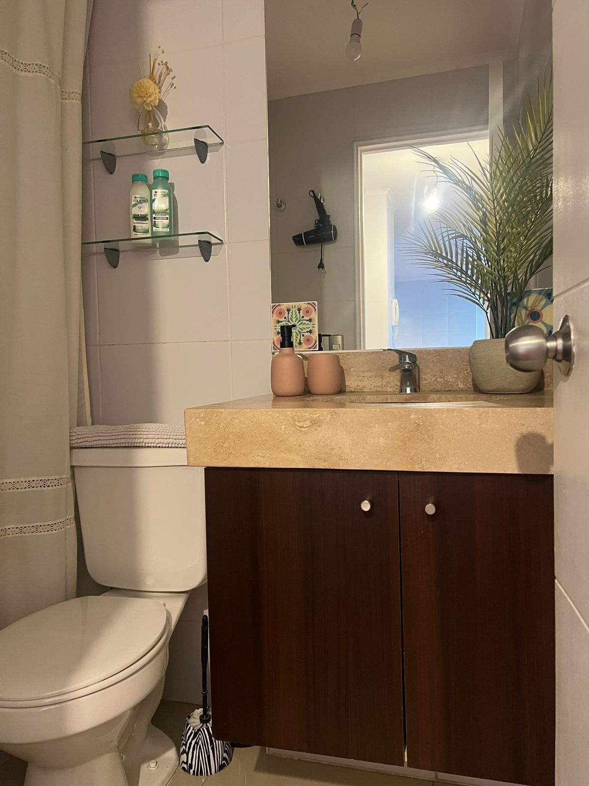 Sèche-cheveux, serviettes fournies, savon, papier toilette
