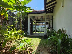 Property grounds - Peacock Beach Side Villa (Matara)