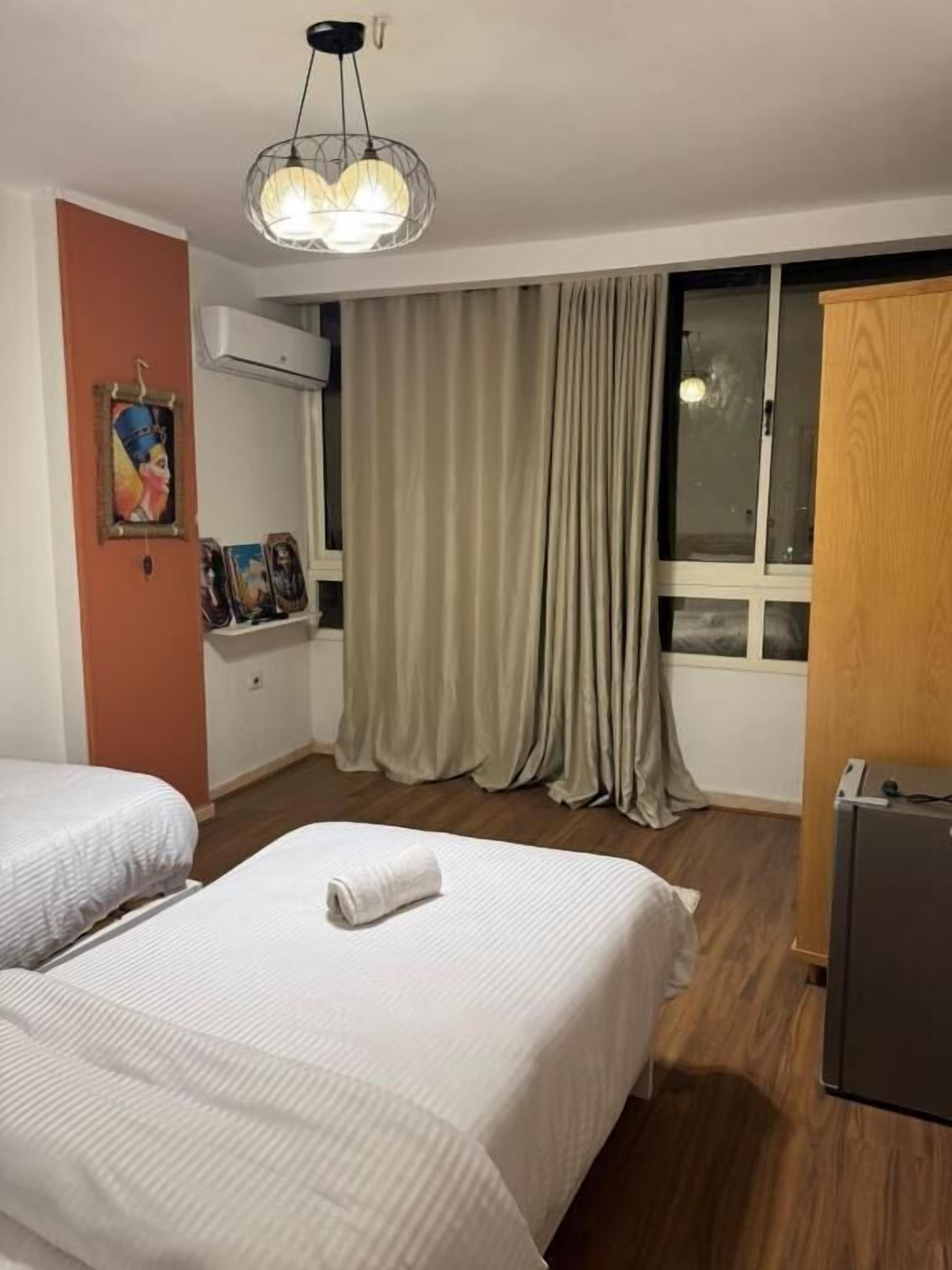 Una cassaforte in camera, tende oscuranti, insonorizzazione