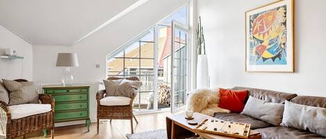 Una Smart TV, una chimenea