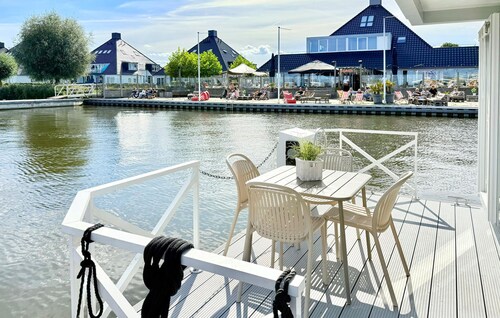 Beau bateau à Sneek avec vue sur la mer depuis la maison