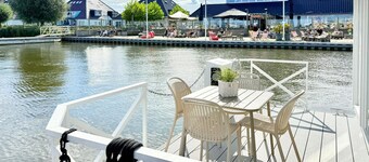 Nice ship in Sneek with house sea view