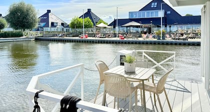 Beau bateau Ă Sneek avec vue sur la mer depuis la maison