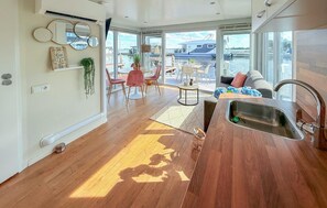 Living area - Nice ship in Sneek with house sea view (Offingawier)