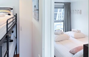 2 bedrooms, free WiFi - Nice ship in Sneek with house sea view (Offingawier)