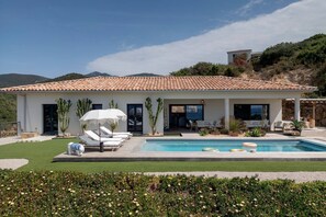 A modern house with a swimming pool, outdoor seating, and cacti. - Villa LAETIZIA- 5 bedrooms, swimming pool, sea view (PIETROSELLA)
