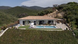 A villa with a swimming pool, surrounded by lush greenery and hills. - Villa LAETIZIA- 5 bedrooms, swimming pool, sea view (PIETROSELLA)