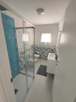 Shower, bidet, towels, toilet paper - Villa d'aMare | Holiday apartments in Porto Potenza Picena - Conchiglia (Porto Potenza Picena)