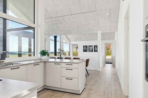Fridge, microwave, oven, stovetop - Seaside cottage with a stunning view (Allingåbro)
