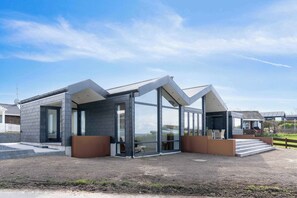 Exterior - Seaside cottage with a stunning view (Allingåbro)