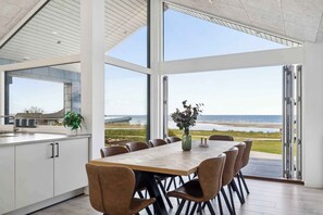 Dining - Seaside cottage with a stunning view (Allingåbro)