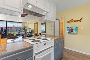 Private kitchen - Island-Style 2BR/2BA at Pacific Shores Near Charley Young Beach A/C & Lanai (Kihei)