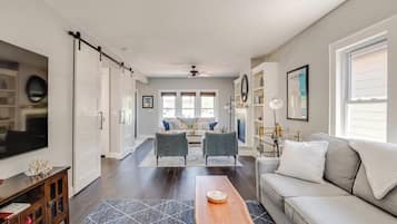 Smart-TV, peis, bøker og stereoanlegg