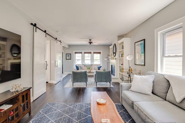 Smart TV, fireplace, books, stereo