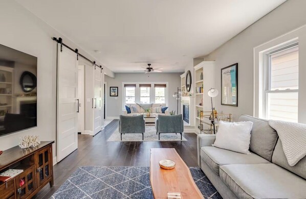 Smart TV, fireplace, books, stereo - Barclay House in Walker's Point (Milwaukee)